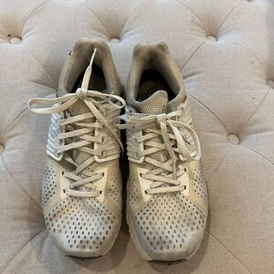 On Cloud Women’s white sneakers